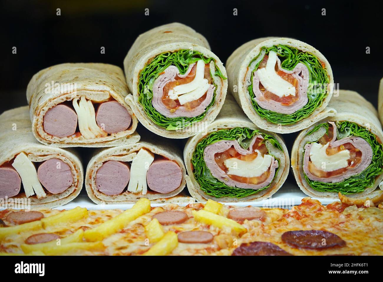 Vengono visualizzati rotoli di piadina, con insalata, pomodoro e mozzarella Foto Stock