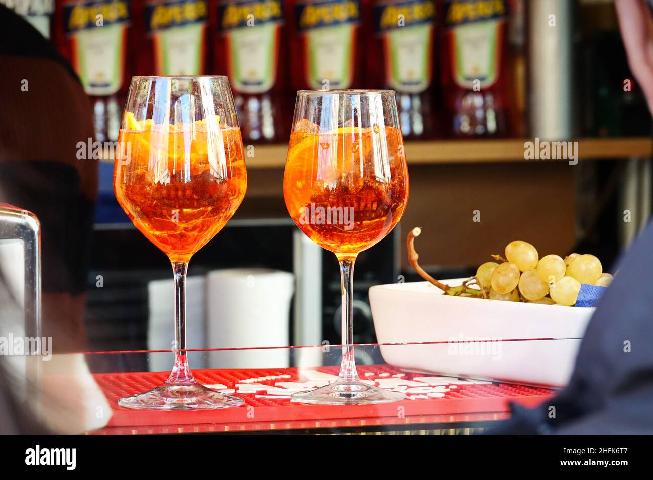 Two glasses aperol spritz cocktail immagini e fotografie stock ad