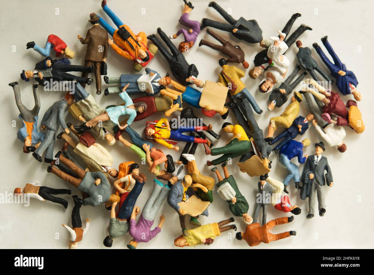varie figurine in miniatura di persone in una scatola di plastica Foto Stock