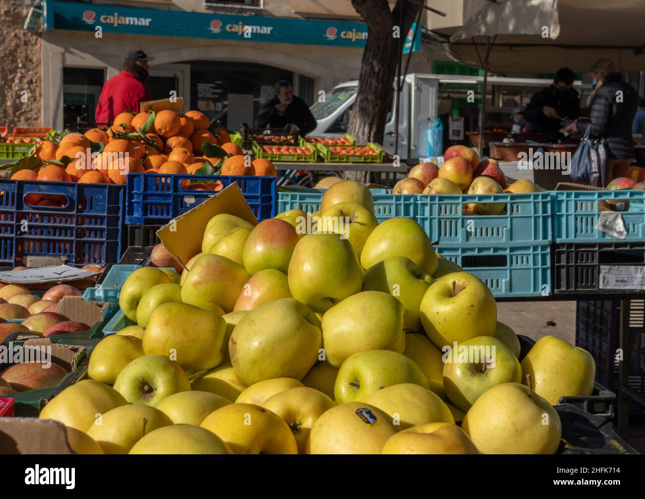 Campos, Spagna; gennaio 15 2022: Mercato settimanale di strada nella città di Majorcan di Campos. Fornitori e clienti con maschere a causa di restrizioni da parte di Omicr Foto Stock