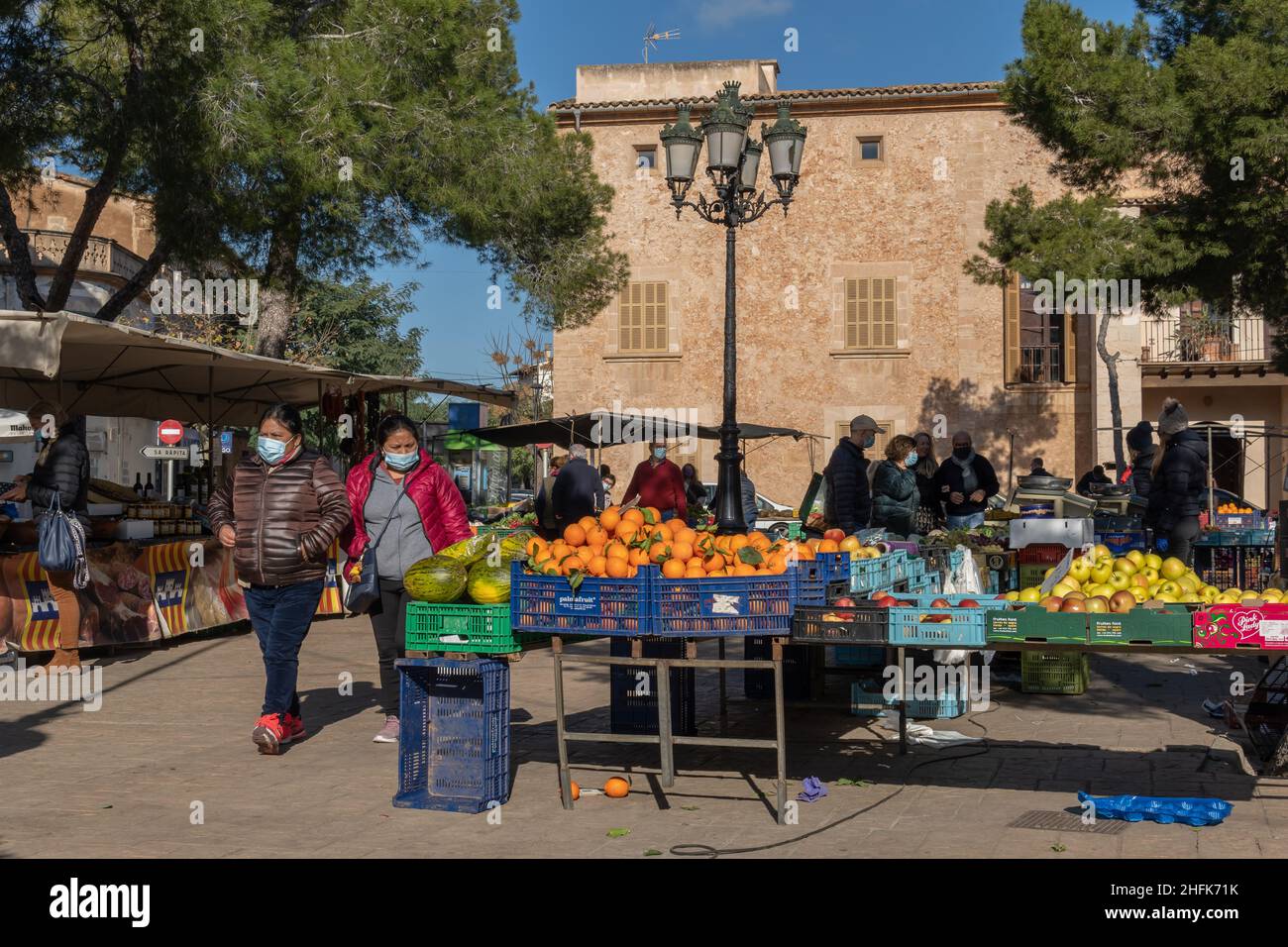 Campos, Spagna; gennaio 15 2022: Mercato settimanale di strada nella città di Majorcan di Campos. Fornitori e clienti con maschere a causa di restrizioni da parte di Omicr Foto Stock