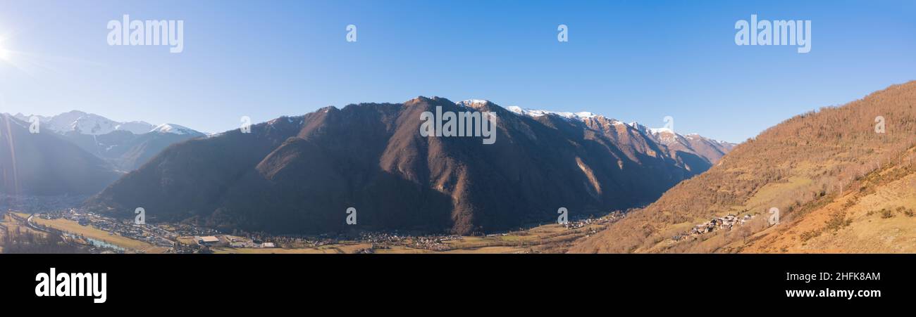 Veduta panoramica aerea della catena dei Pirenei da Bagnères de Luchon, in inverno, in Haute Garonne, Occitanie, Francia Foto Stock