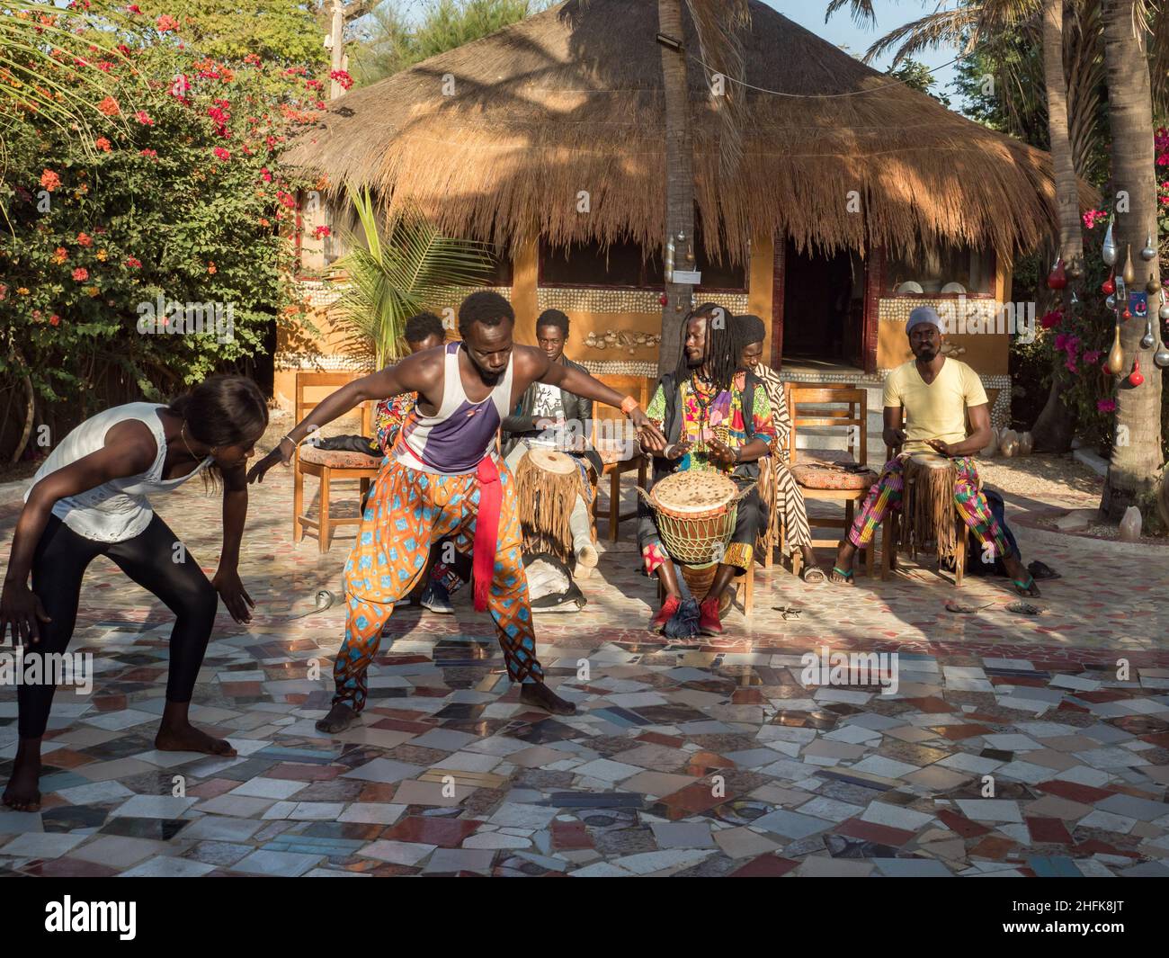 Nianing, Senegal - Febbraio 2019: Musica africana band suona batteria. Africa Foto Stock