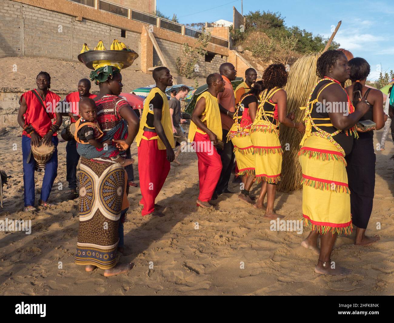 Dakar, Senegal - Feb, 2019: La danza Kumpo sulla spiaggia a Dakar. Il Kumpo, Samay e la Niasse sono tre figure tradizionali nella mitologia di Foto Stock