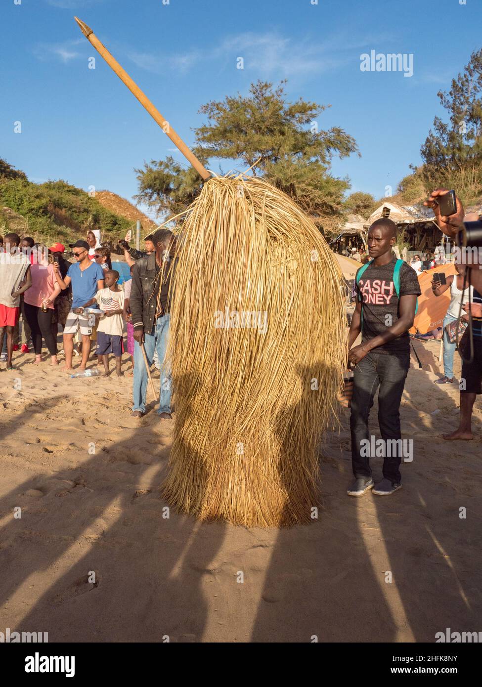 Dakar, Senegal - Feb, 2019: La danza Kumpo sulla spiaggia a Dakar. Il Kumpo, Samay e la Niasse sono tre figure tradizionali nella mitologia di Foto Stock