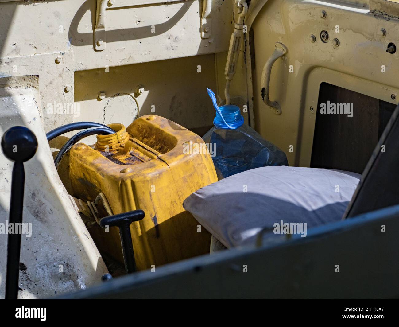 Canister nel sedile anteriore del carrello. E' così che si fa in Africa! Foto Stock