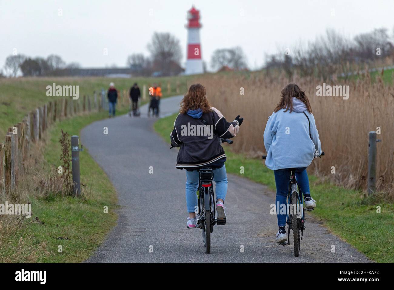 Gente in bicicletta e a piedi, Falshöft, Schleswig-Holstein, Germania Foto Stock