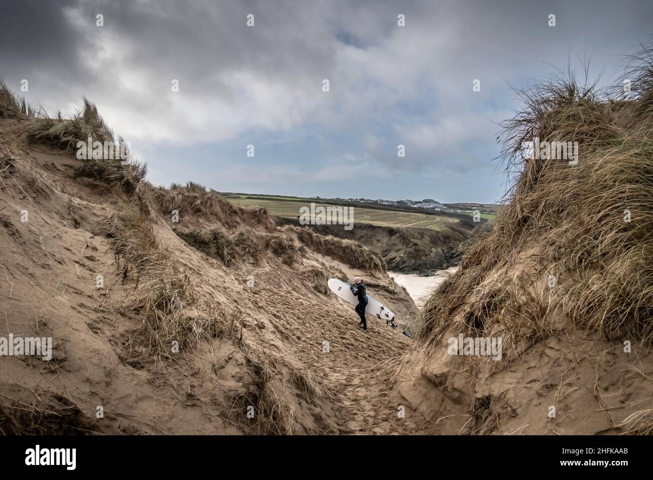 Gravi danni causati dall'attività umana al fragile sistema di dune di sabbia a Crantock Beach a Newquay in Cornovaglia. Foto Stock