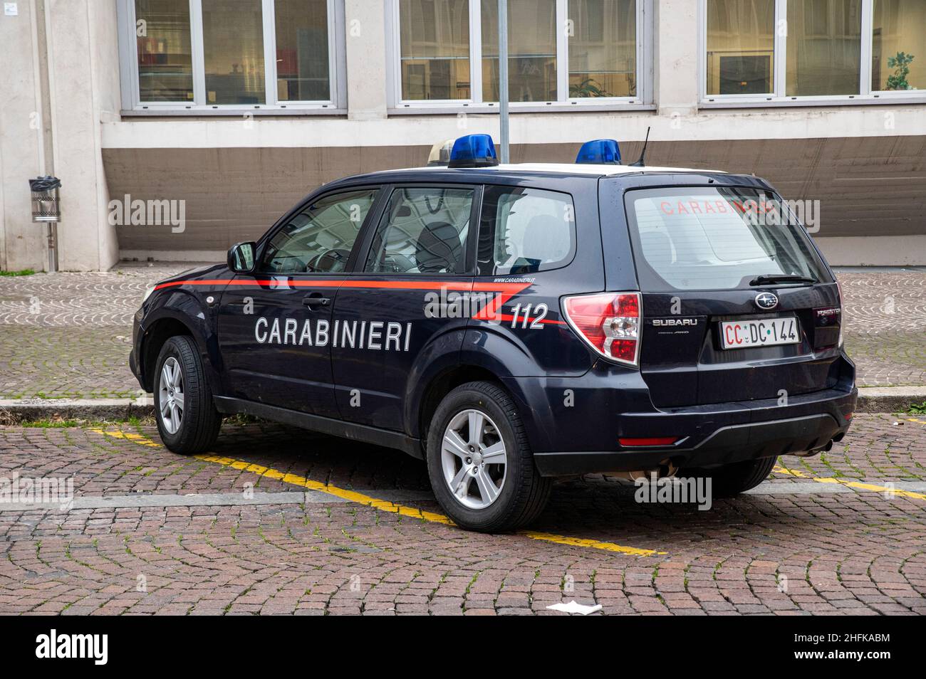 terni,italy gennaio 17 2022:carabinieri auto parcheggiata di fronte alla  corte Foto stock - Alamy