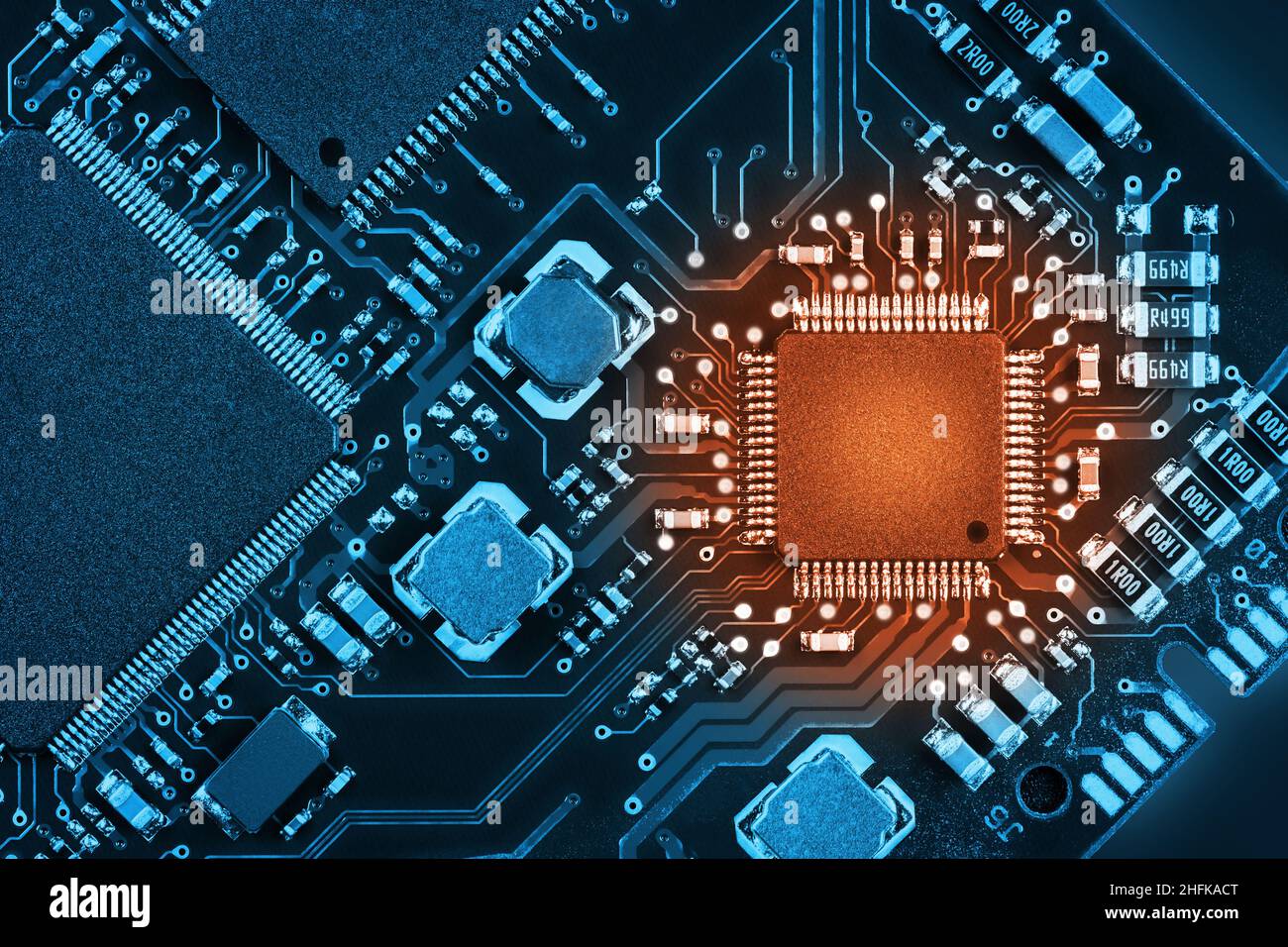 Su una scheda a circuito stampato. Background tecnologico astratto. Colorato in due colori Foto Stock