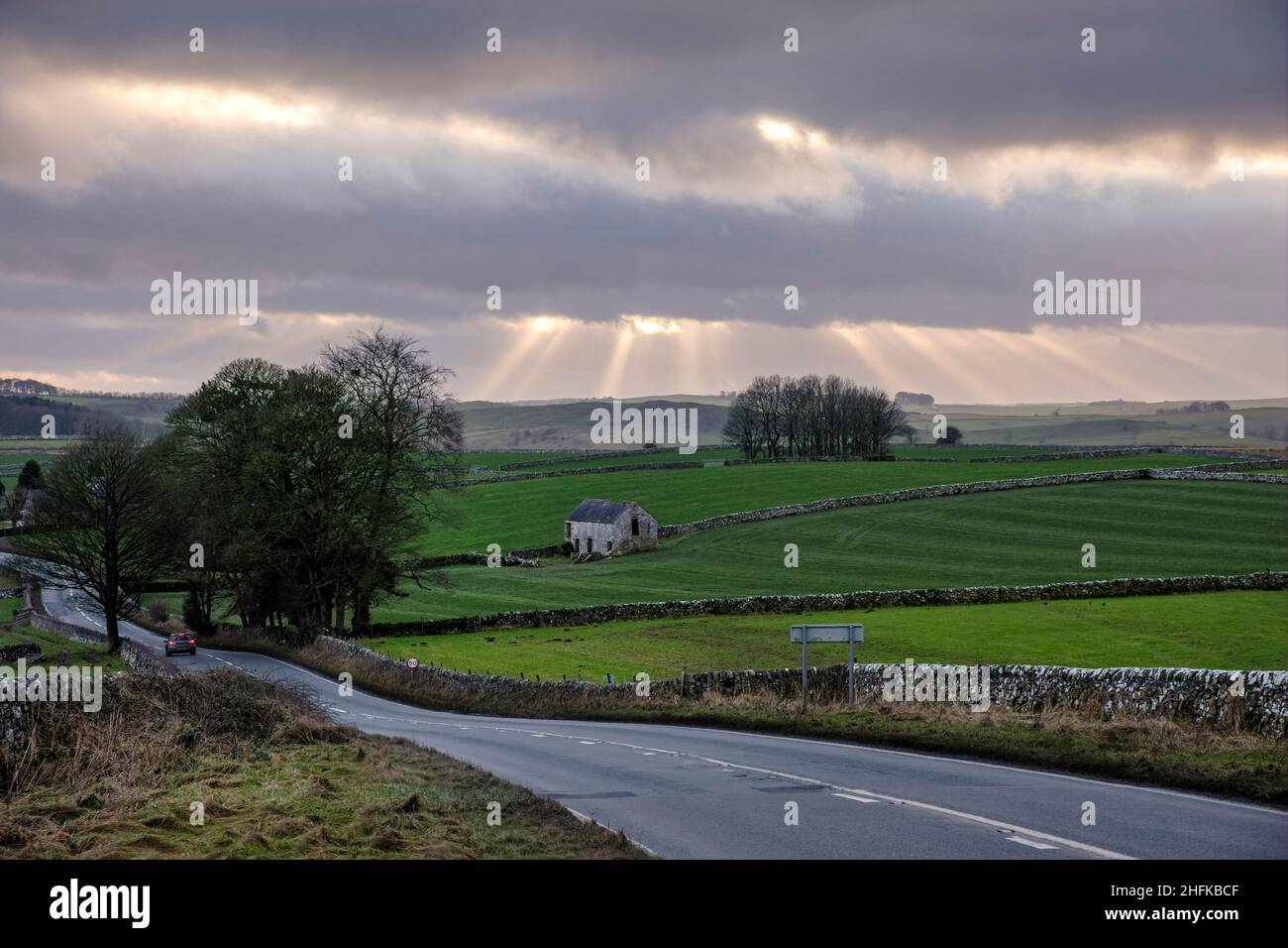 La strada che attraversa il Peak District in direzione di Ashbourne, vicino alla stazione Alsop, Derbyshire, Inghilterra Foto Stock