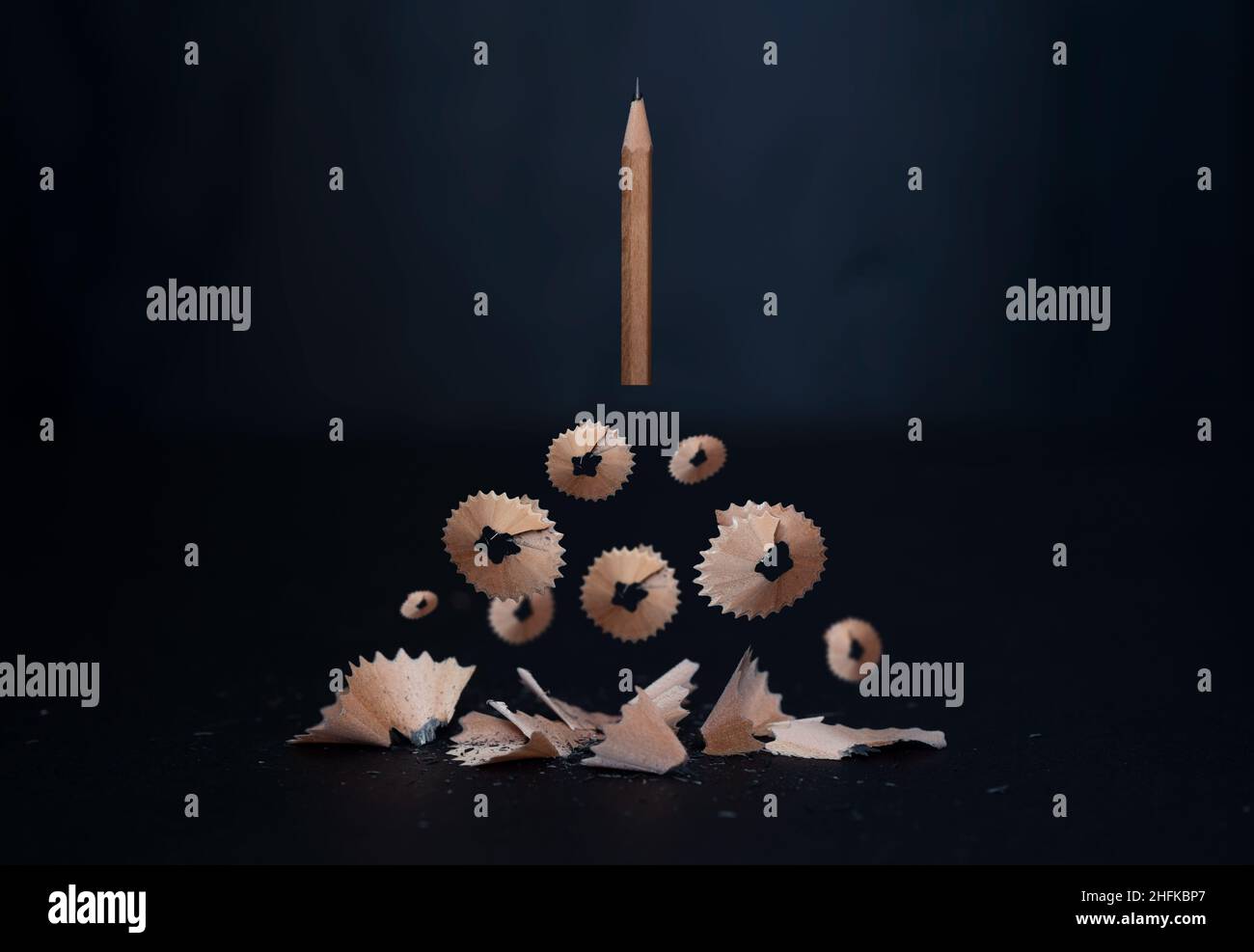 Foto concettuale del getto fatto di rifiuti di matita e matita come metafora di razzo su sfondo scuro. Concetto di successo dopo lavoro o studio. Foto Stock