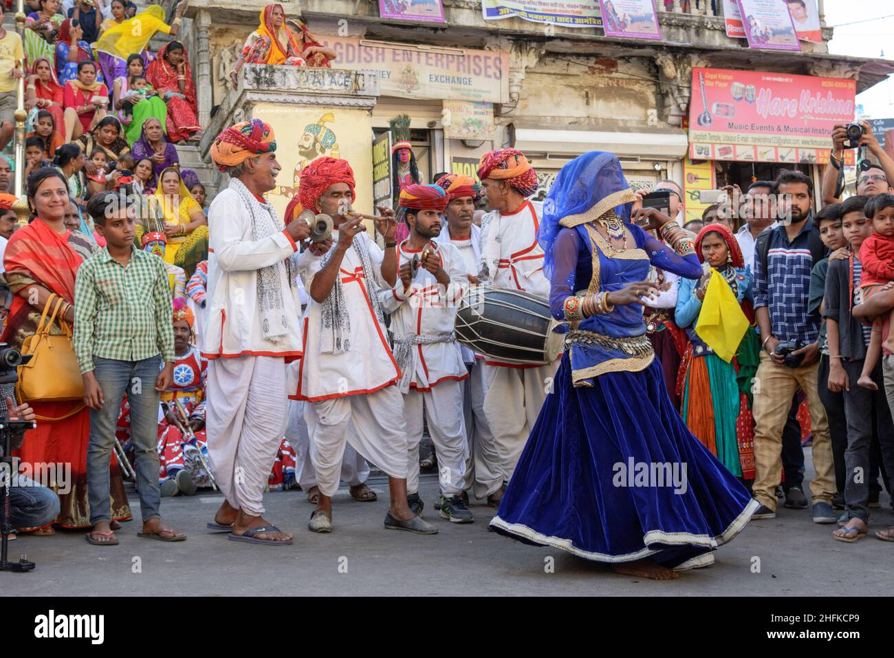 La gente locale e i ballerini celebrano il colorato Mewar / Gangaur Festival per accogliere l'arrivo di primavera, Udaipur, Rajasthan, India, Asia meridionale Foto Stock