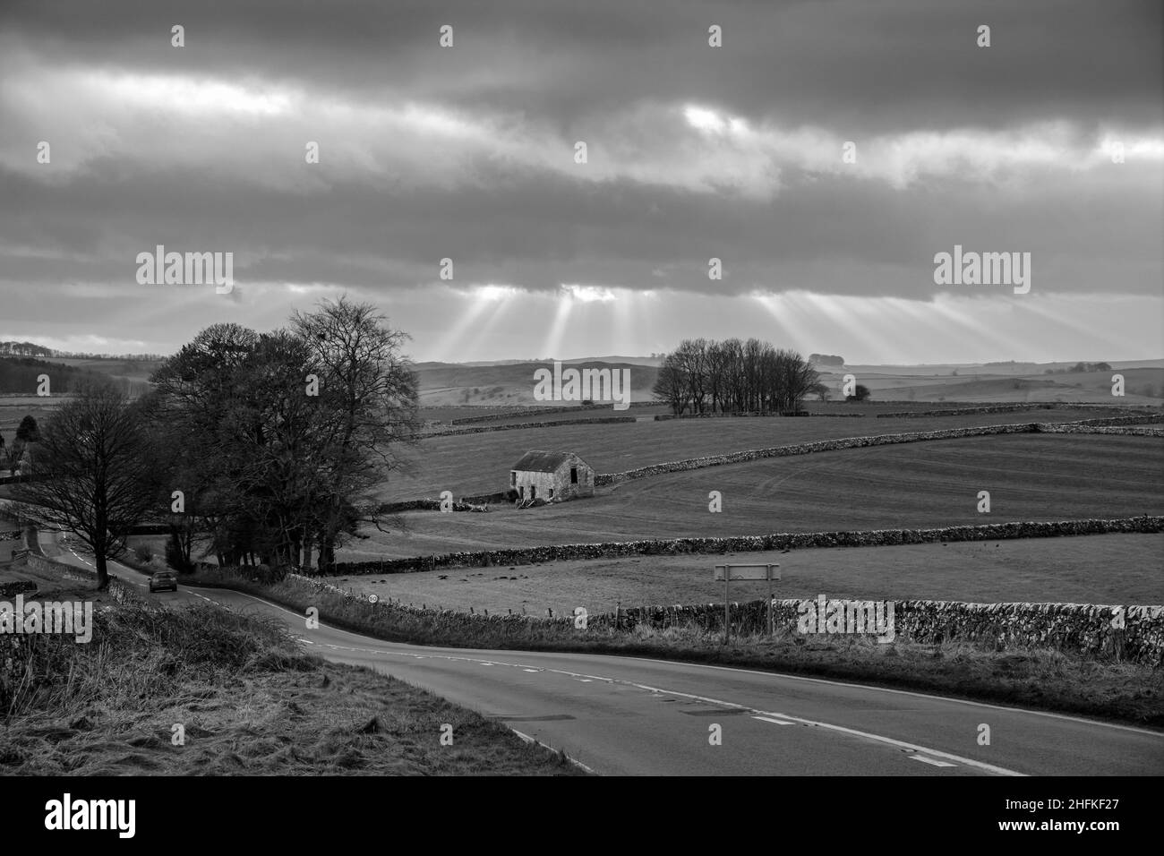La strada che attraversa il Peak District in direzione di Ashbourne, vicino alla stazione Alsop, Derbyshire, Inghilterra Foto Stock