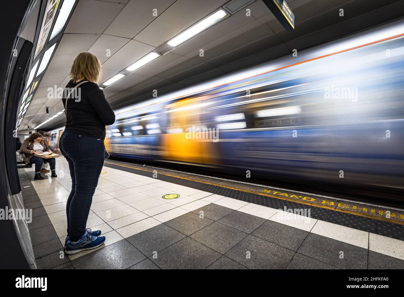 Un treno merseyrail porta in una stazione della metropolitana nel centro di Liverpool. Foto Stock