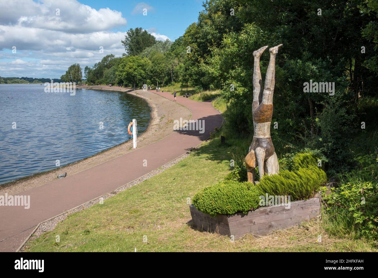 Stand Girl scultura in legno sulla riva del lago a Strathclyde Country Park Scozia Foto Stock