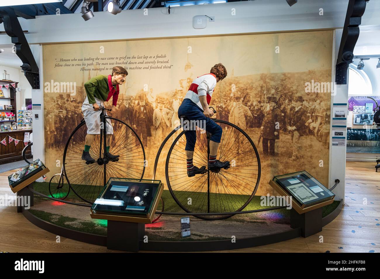 Penny Farthing gara di bicicletta mostra nel musuem di molto Wenlock, Shropshire, Inghilterra Foto Stock