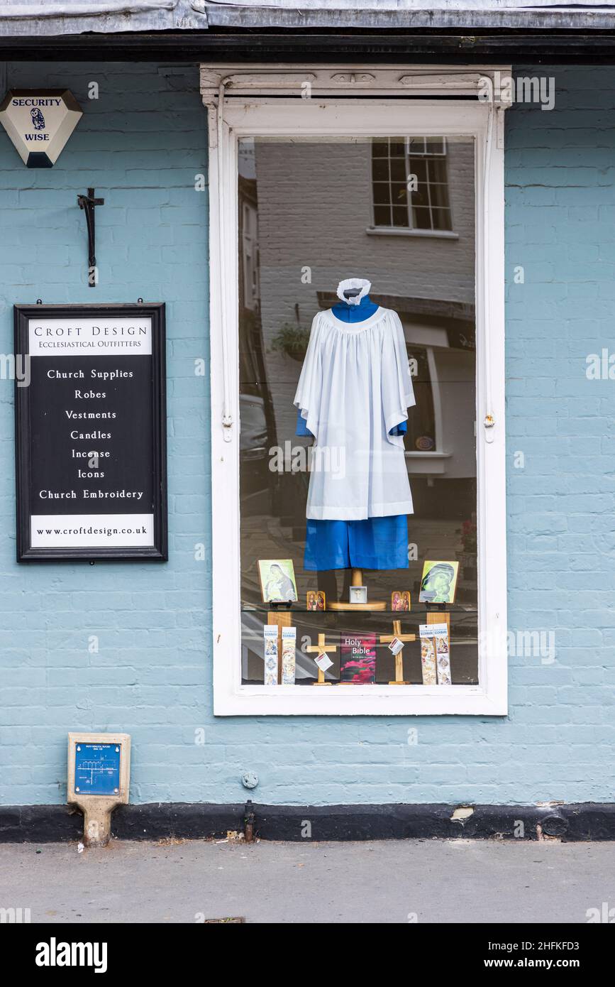 Gli outfitters ecclesiastici Croft Design negozio finestra con paramenti in mostra in molto Wenlock, Shropshire, Inghilterra Foto Stock