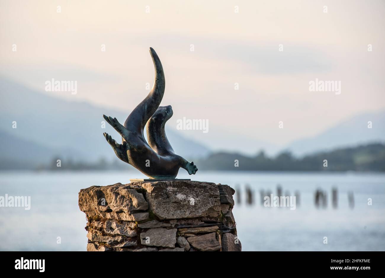 TEKO la scultura della lontra da nuoto a Lomond Shores, Loch Lomond, Scozia Foto Stock