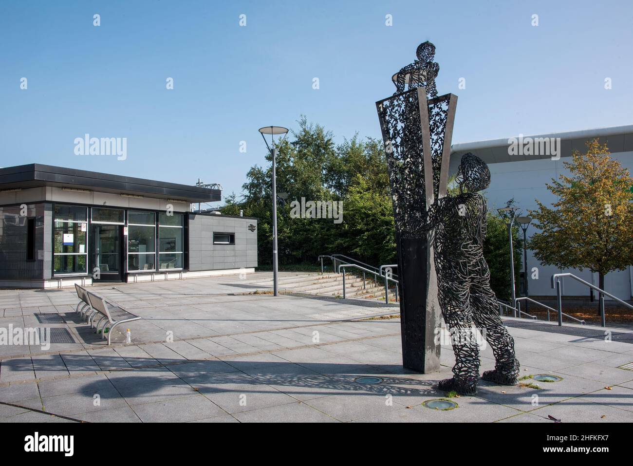 "Posso vedere per miglia" scultura di Andy Scott all'ingresso della stazione di Alloa Clackmannanshire Scozia Foto Stock