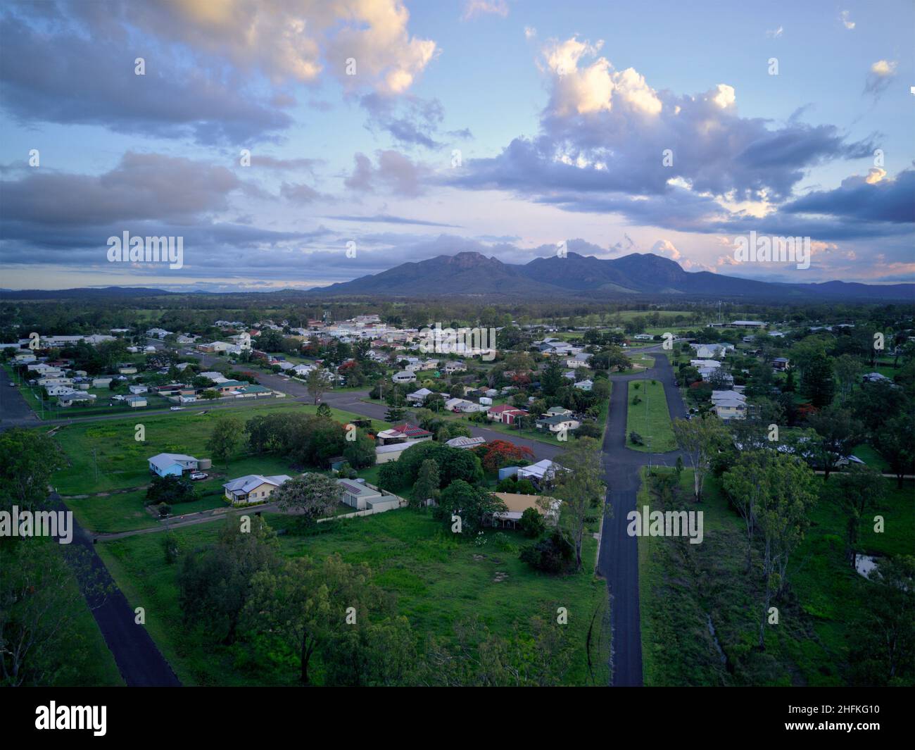 Antenna di Biggenden con Monte Walsh in background Queensland Australia Foto Stock