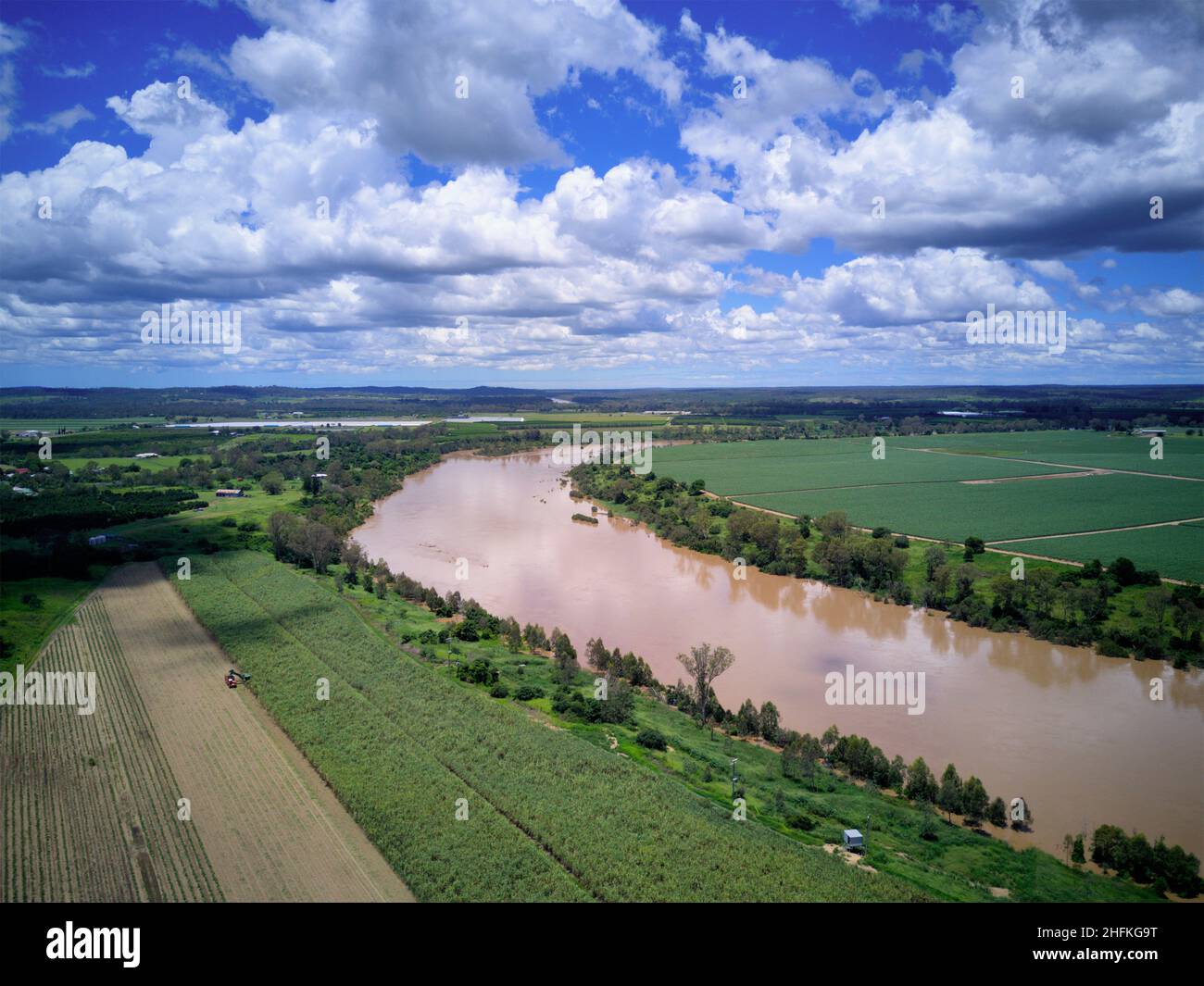 Raccolta aerea di canna da zucchero sulle rive del fiume Burnet in alluvione Dicembre 2021 Wallaville Queensland Australia Foto Stock