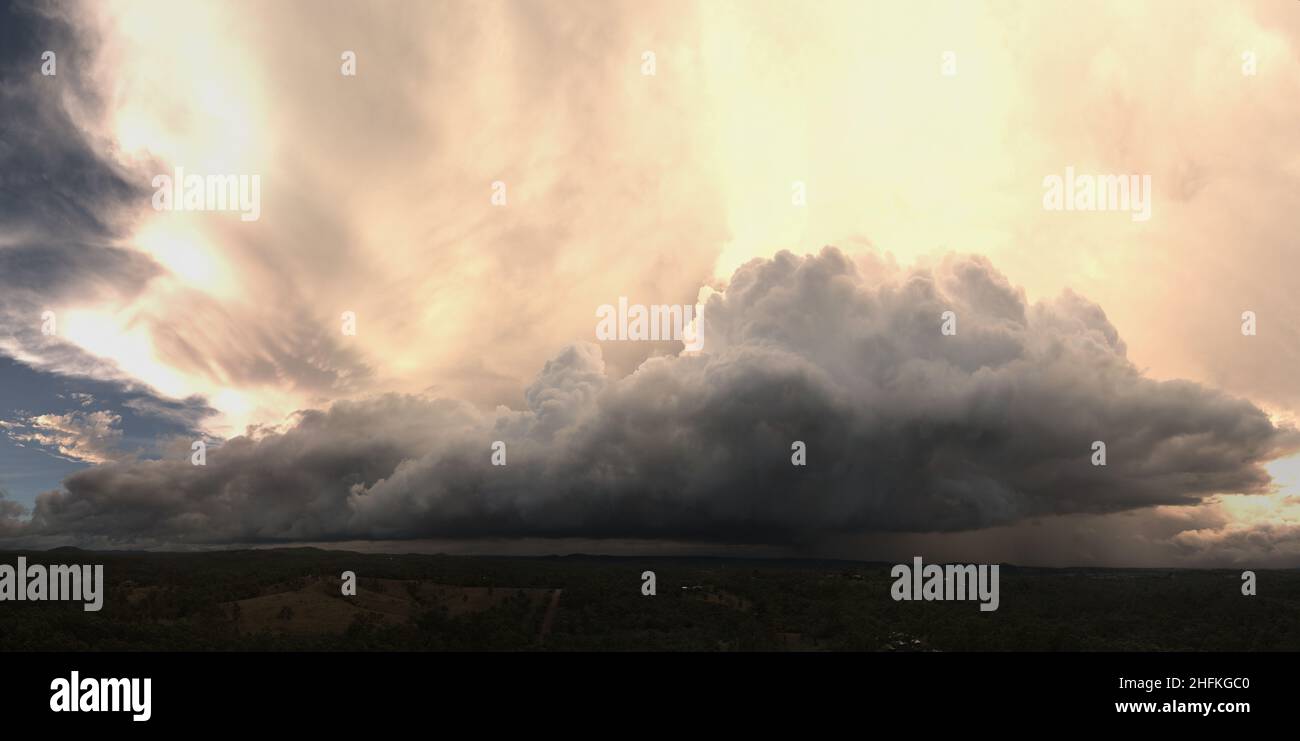 Tempesta di pioggia estiva che passa sopra il campo di cavalli vicino a Gin Gin Queensland Australia Foto Stock
