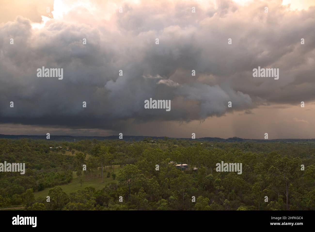 Tempesta di pioggia estiva che passa sopra il campo di cavalli vicino a Gin Gin Queensland Australia Foto Stock