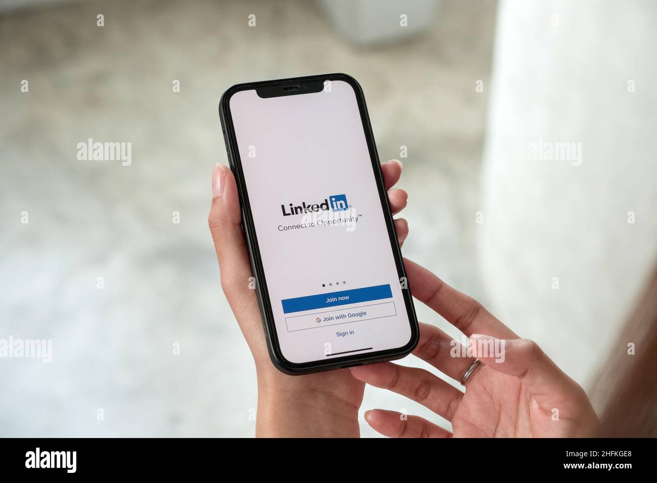 CHIANG mai, THAILANDIA, 15 GENNAIO 2022 : Una donna possiede Apple iPhone 13 Pro max con l'applicazione LinkedIn sullo schermo.LinkedIn è un'applicazione per la condivisione di foto per Foto Stock