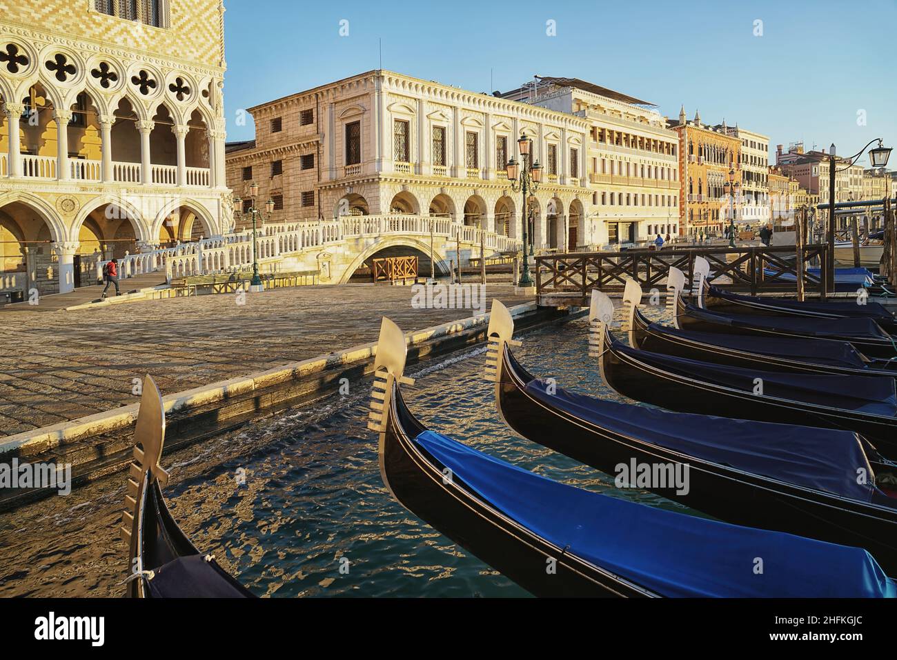 Particolare sul prua in acciaio delle gondole veneziane ormeggiate a Venezia. Foto Stock