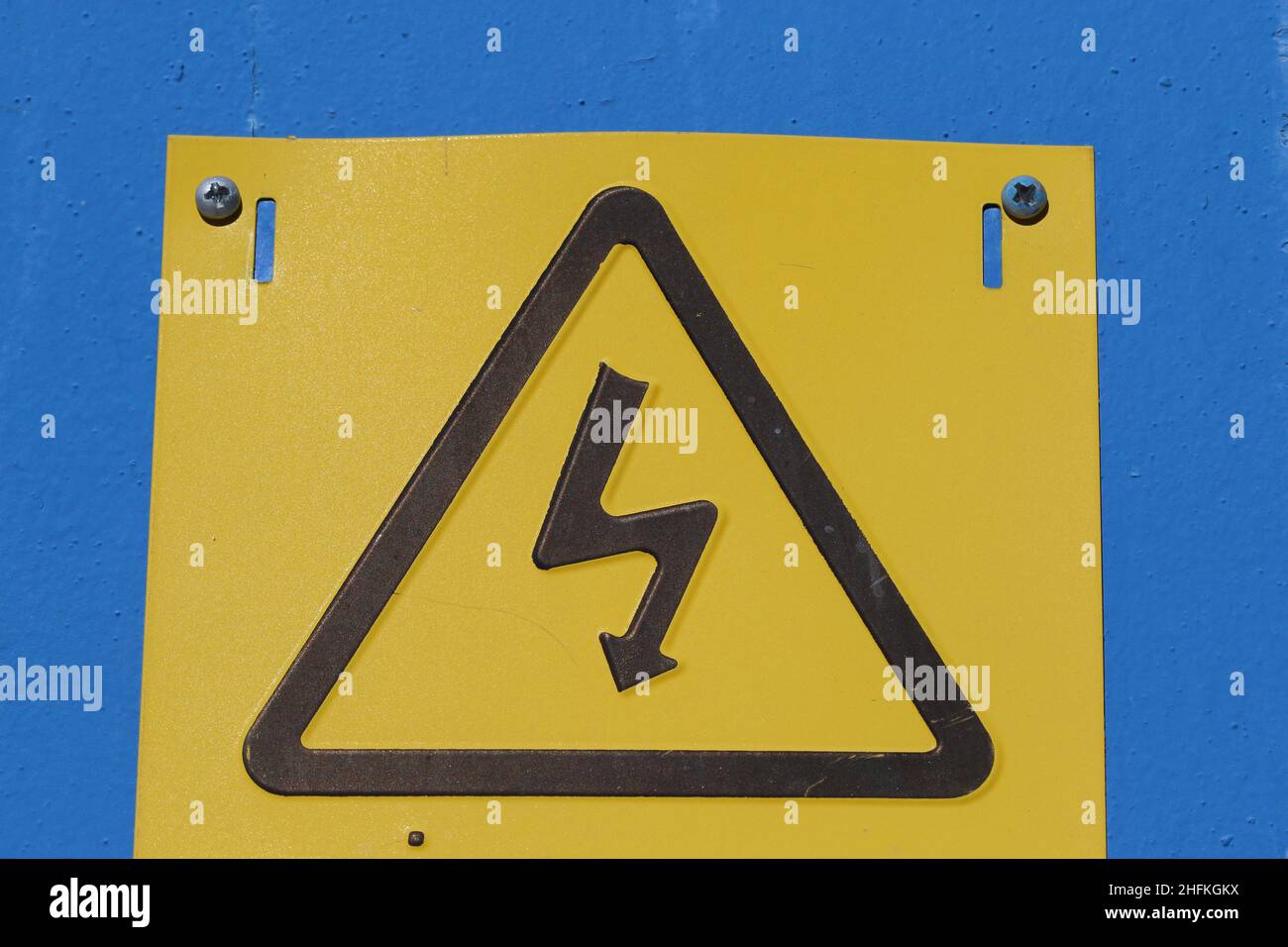 porta in metallo blu con segnale di avvertimento Foto Stock