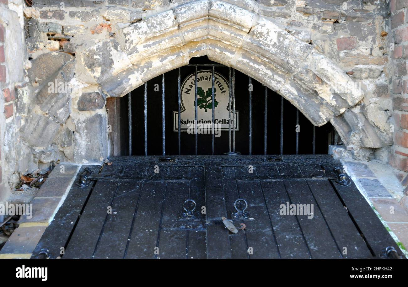 Ingresso alla Cantina di Salutation, uno dei molti sotto gli edifici più antichi nella città del Sussex orientale di Winchelsea e data dal c1290. Foto Stock