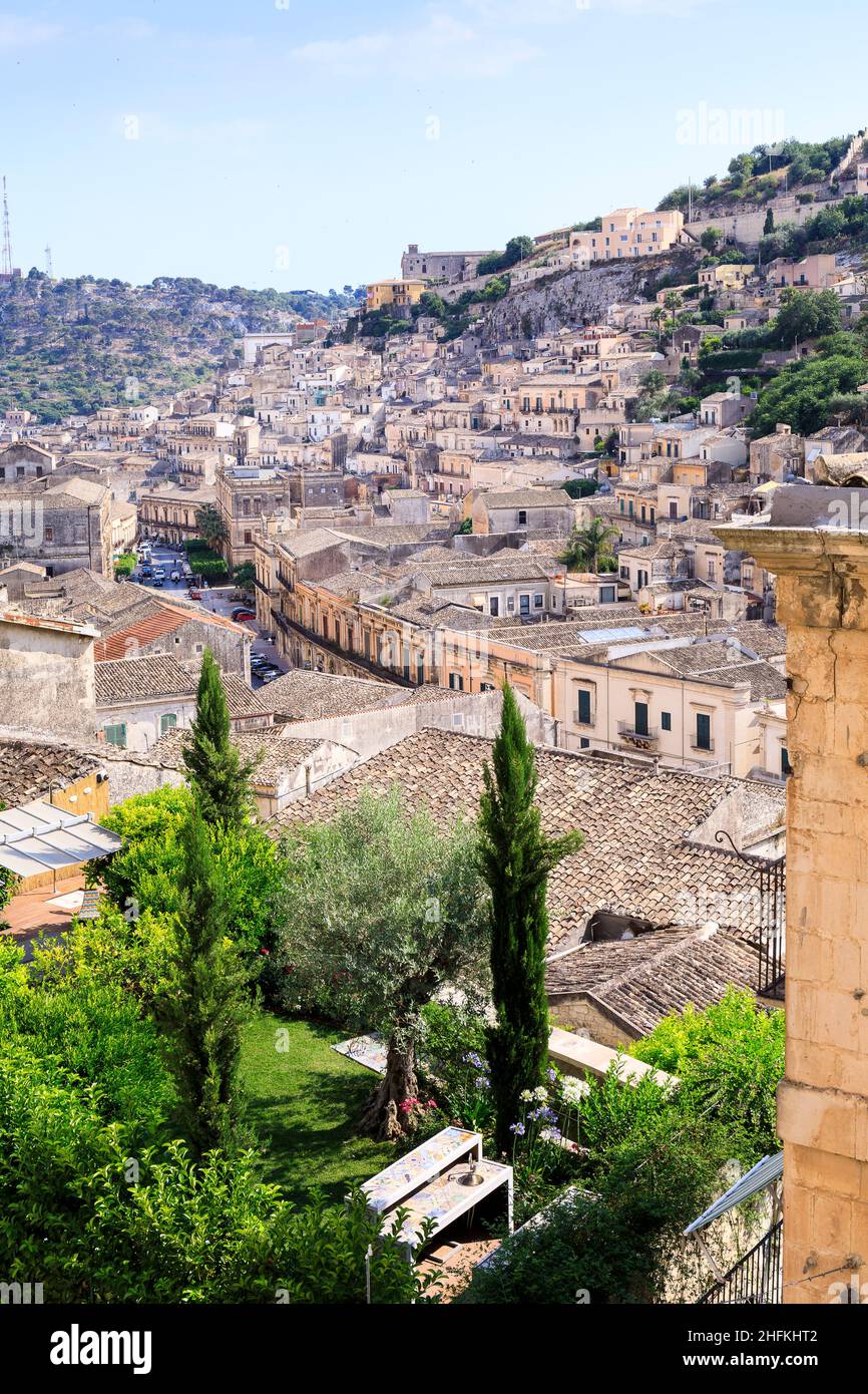 Vista della città e dei tetti, Modica, Sicilia, Italia Foto Stock