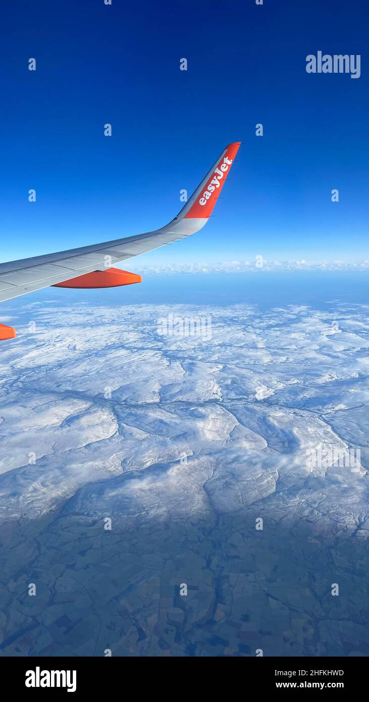 Una vista generale dalla finestra di un volo Easy Jet che si affaccia sul parco nazionale Yorkshire Dales coperto di neve. Foto Stock