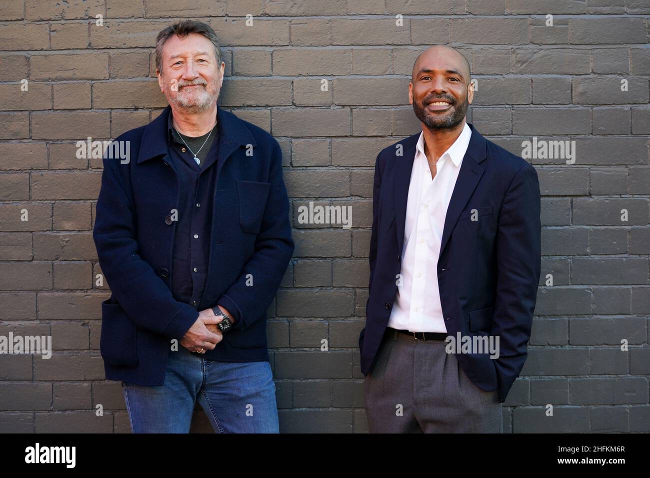 Steven Knight, creatore di Peaky Blinders, e direttore artistico di Rambert Benoit Swan Pouffer, durante il lancio della stampa della produzione di Danza Rambert di Peaky Blinders: La Redenzione di Thomas Shelby al Dance Hub di Birmingham. Data foto: Lunedì 17 gennaio 2022. Foto Stock