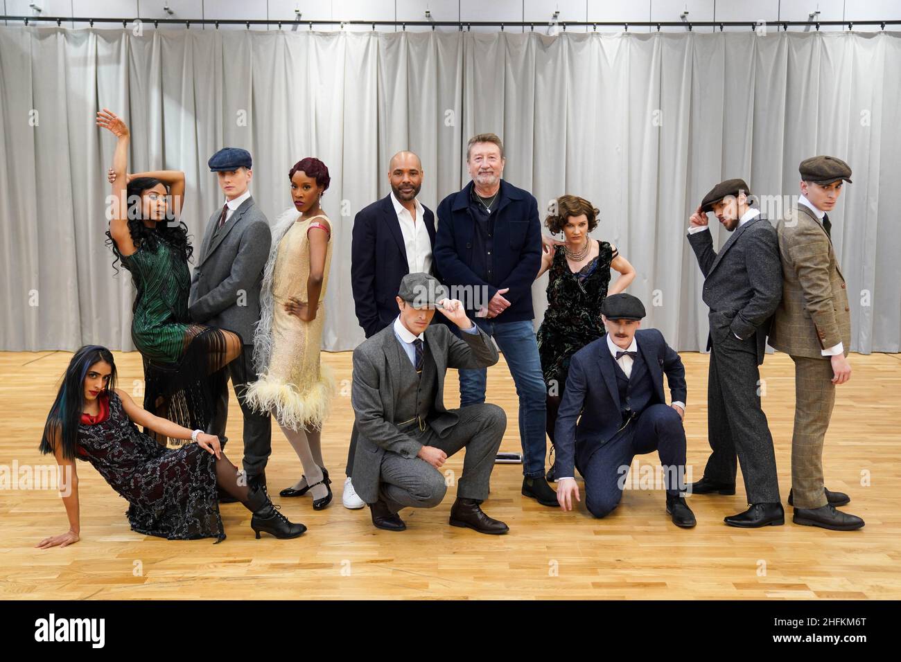 Steven Knight, creatore di Peaky Blinders e direttore artistico di Rambert Benoit Swan Pouffer posa per fotografie insieme ai membri del cast, durante il lancio della stampa della produzione di Danza Rambert di Peaky Blinders: La Redenzione di Thomas Shelby al Dance Hub di Birmingham. Data foto: Lunedì 17 gennaio 2022. Foto Stock