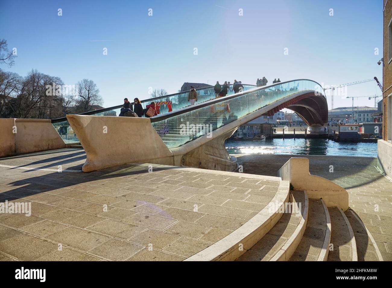 Ponte della Costituzione sul Canal Grande, questo ponte progettato da Santiago Calatrava collega la Stazione di Santa Lucia a Piazzale Roma. Venezia, io Foto Stock