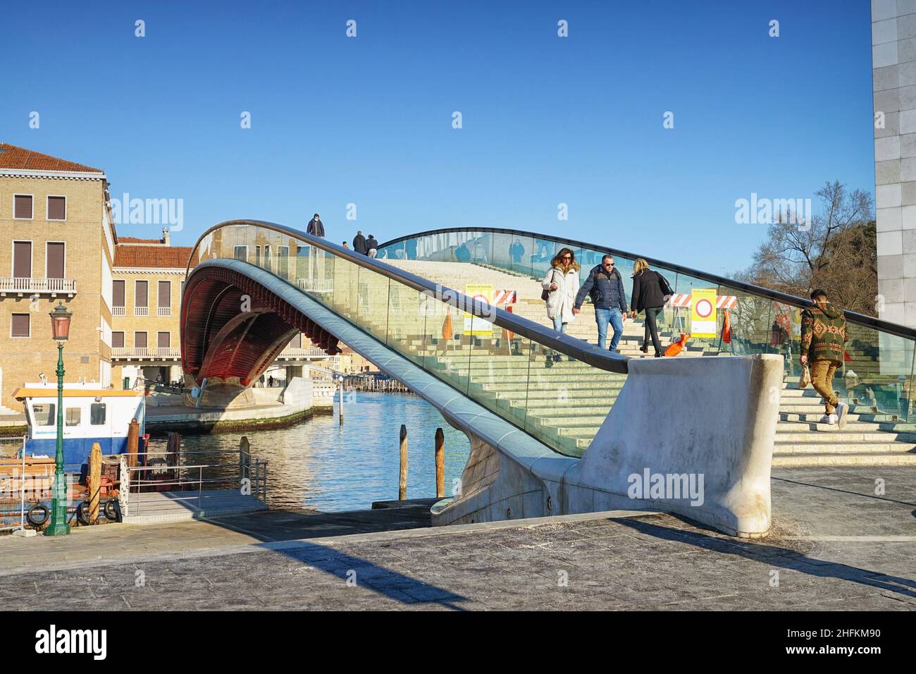 Ponte della Costituzione sul Canal Grande, questo ponte progettato da Santiago Calatrava collega la Stazione di Santa Lucia a Piazzale Roma. Venezia, io Foto Stock