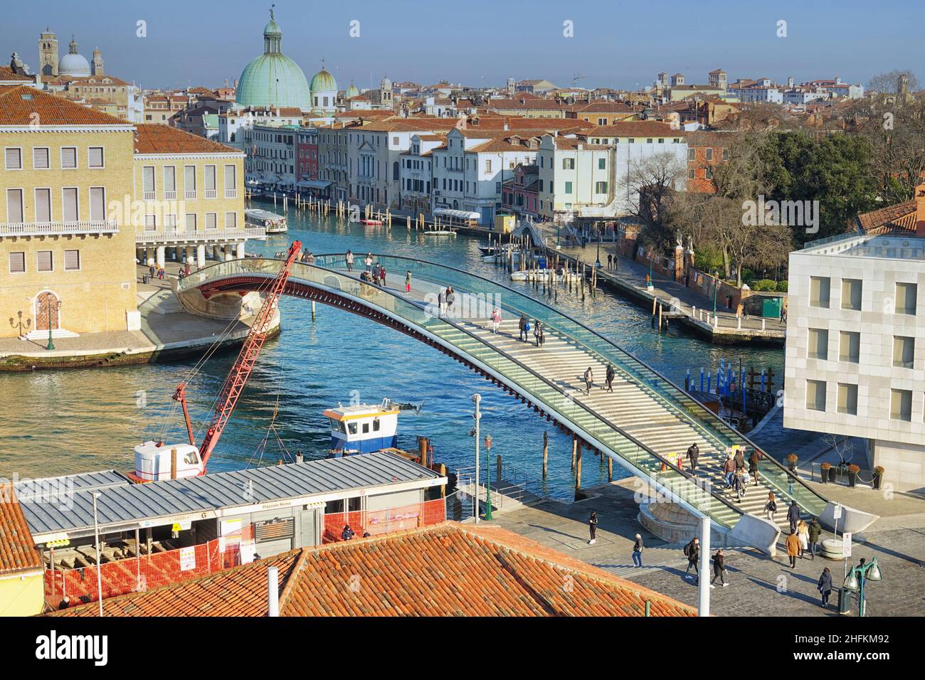 Ponte della Costituzione sul Canal Grande, questo ponte progettato da Santiago Calatrava collega la Stazione di Santa Lucia a Piazzale Roma. Venezia, io Foto Stock