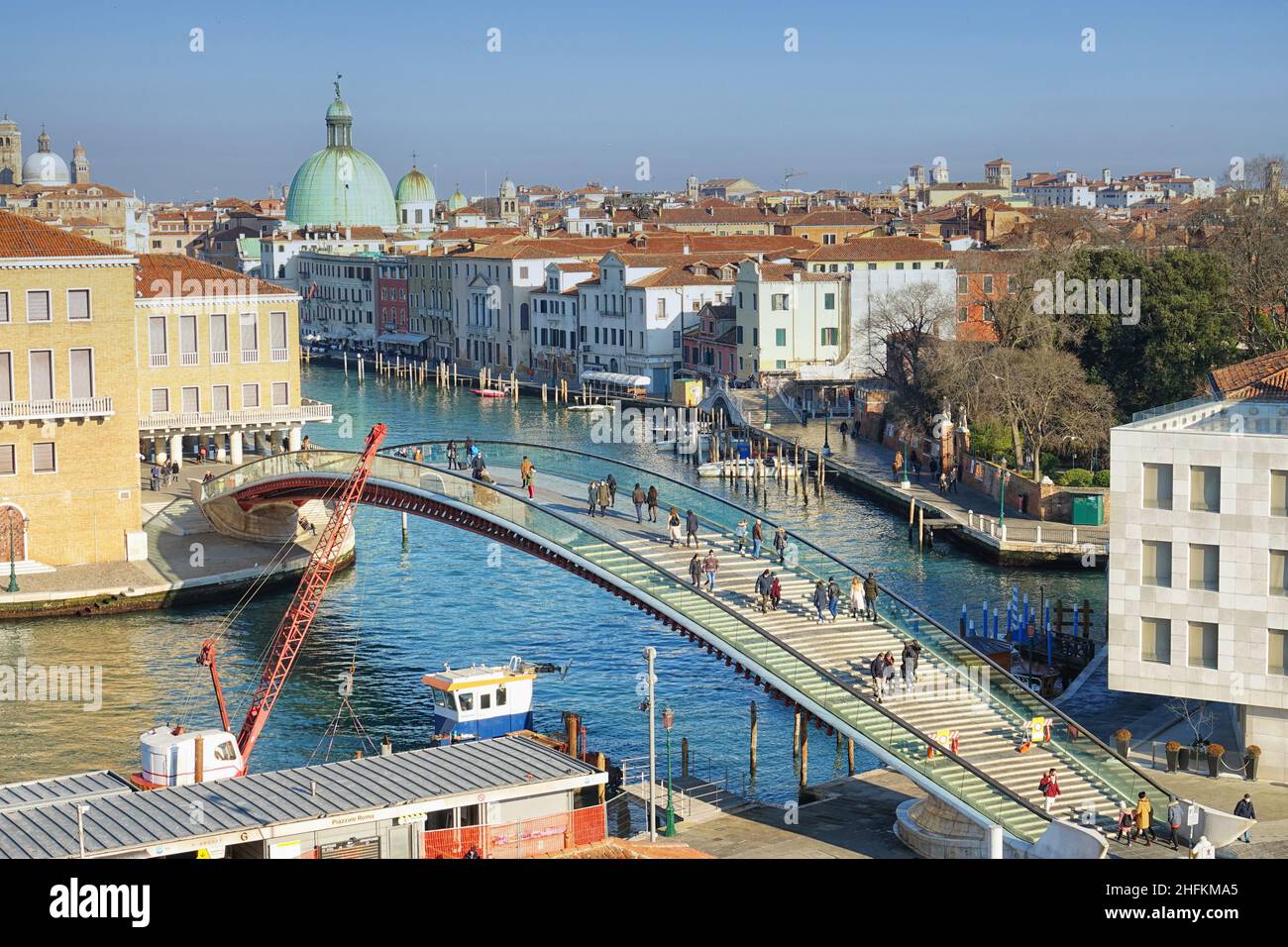 Ponte della Costituzione sul Canal Grande, questo ponte progettato da Santiago Calatrava collega la Stazione di Santa Lucia a Piazzale Roma. Venezia, io Foto Stock