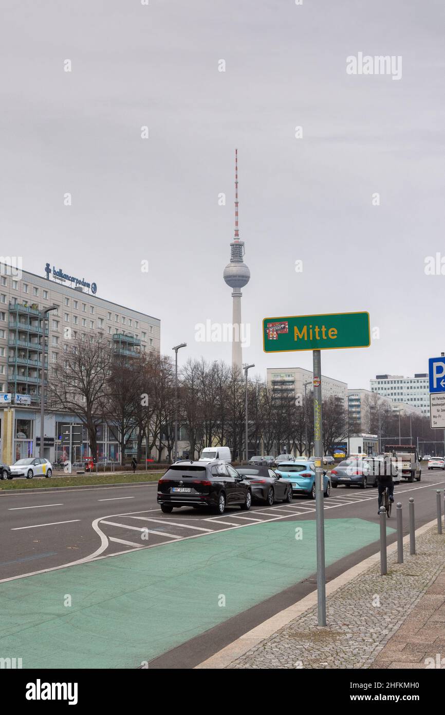 Berlino, Germania - 23 dicembre 2021: Vista della torre della televisione dal lato strada Lichtenberger Strasse Foto Stock