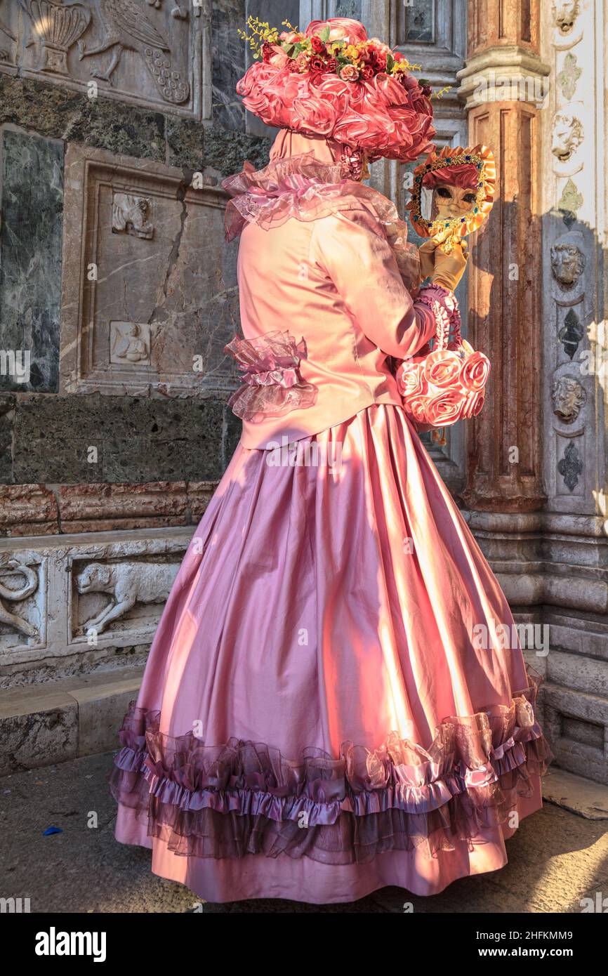 Donna in rosa barocco costume storico abito fantasia abito, specchio,  Carnevale di Venezia, Italia Foto stock - Alamy