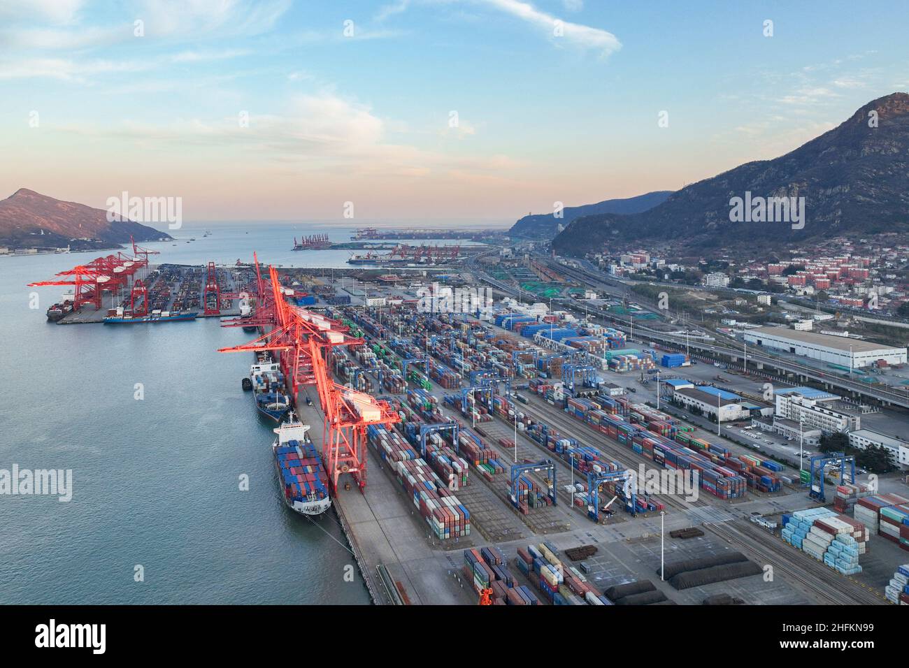 Lianyungang. 1st Dic 2021. Foto aerea scattata il 1 dicembre 2021 mostra il terminal container di Lianyungang, nella provincia cinese orientale di Jiangsu. Il prodotto interno lordo (PIL) della Cina si è espanso 8,1 per cento anno su anno a 114,37 trilioni di yuan (circa 18 trilioni di dollari degli Stati Uniti) l'anno scorso, il National Bureau of Statistics (NBS) ha detto Lunedi. Credit: Si Wei/Xinhua/Alamy Live News Foto Stock