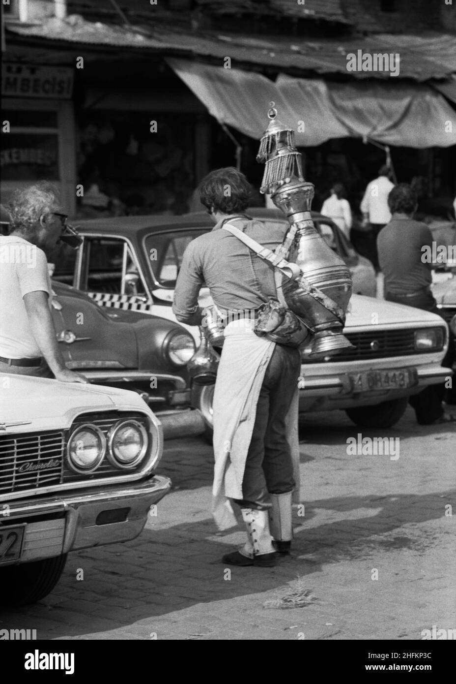 Fornitore di tè di Istanbul. Istanbul, Turchia, 1979 Foto Stock