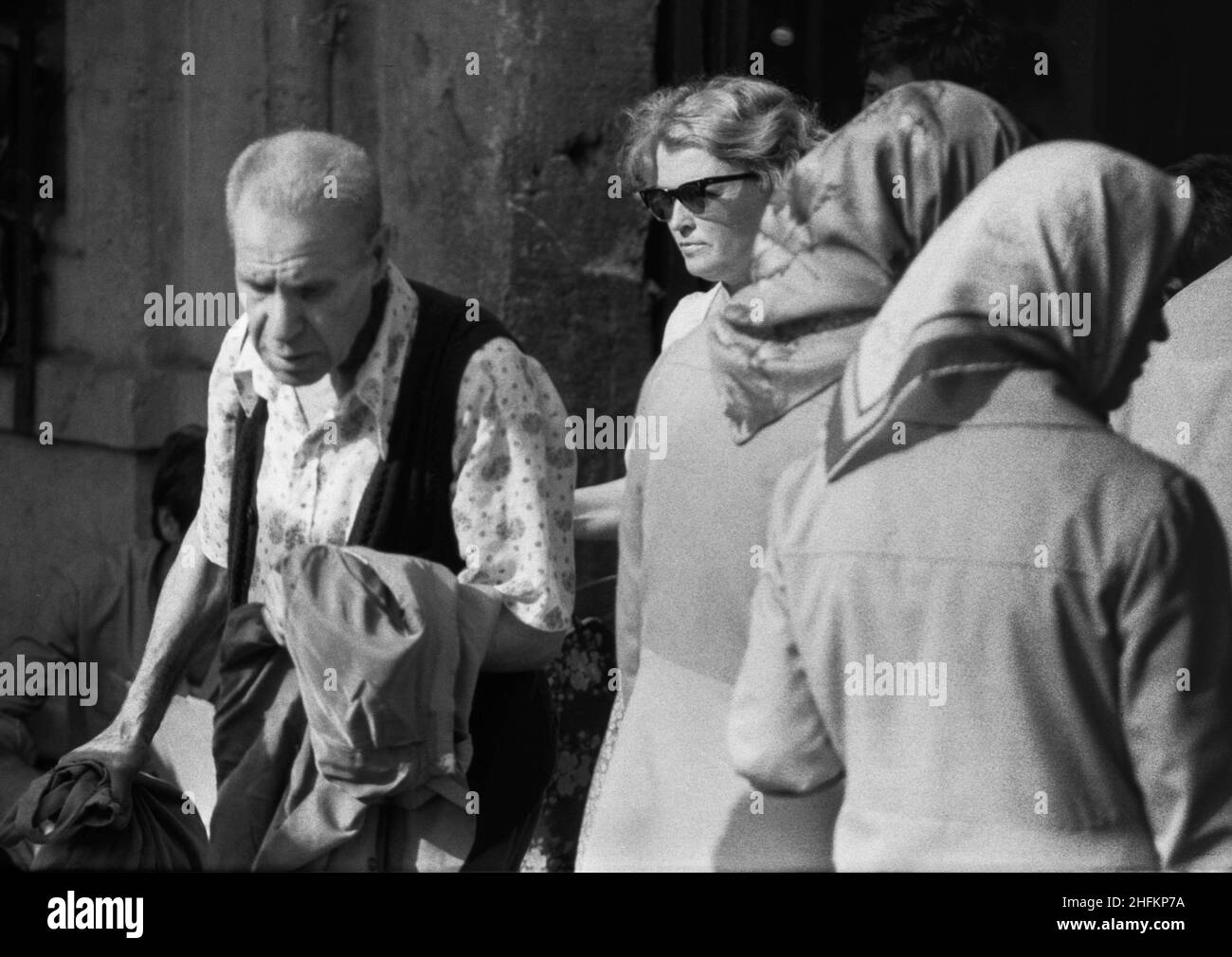 Persone per strada. Istanbul, Turchia, 1979 Foto Stock