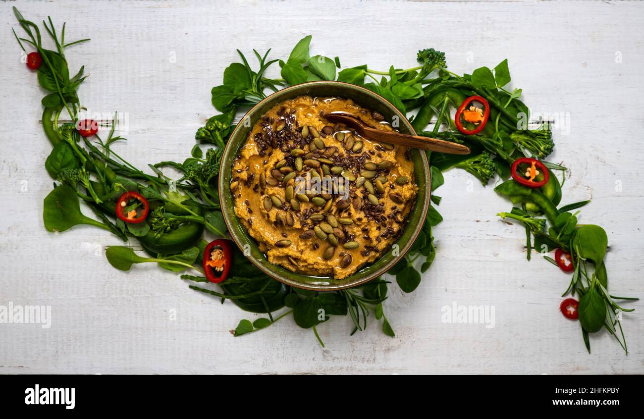 Tazza sana di Hummus vegano con insalata Foto Stock