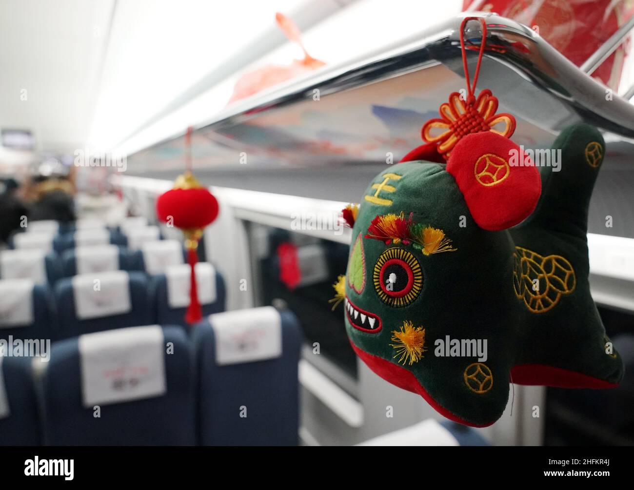 (220117) -- PECHINO, 17 gennaio 2022 (Xinhua) -- Un burattino è appeso sul treno G6737 alla stazione ferroviaria ovest di Pechino, capitale della Cina, 17 gennaio 2022. Si prevede che la stagione di viaggio del Festival di primavera 2022 della Cina vedrà 1,18 miliardi di viaggi passeggeri, in aumento del 35,6% anno su anno, ma 20,3% inferiore a quello del 2020, ha detto il Ministero dei Trasporti. La stagione di viaggio di 40 giorni, nota anche come Chunyun, è iniziata lunedì e molte persone si reuniranno con le loro famiglie per il Capodanno lunare, o il Festival di primavera, che cade il 1 febbraio di quest'anno. (Xinhua/Zhang Chenlin) Foto Stock