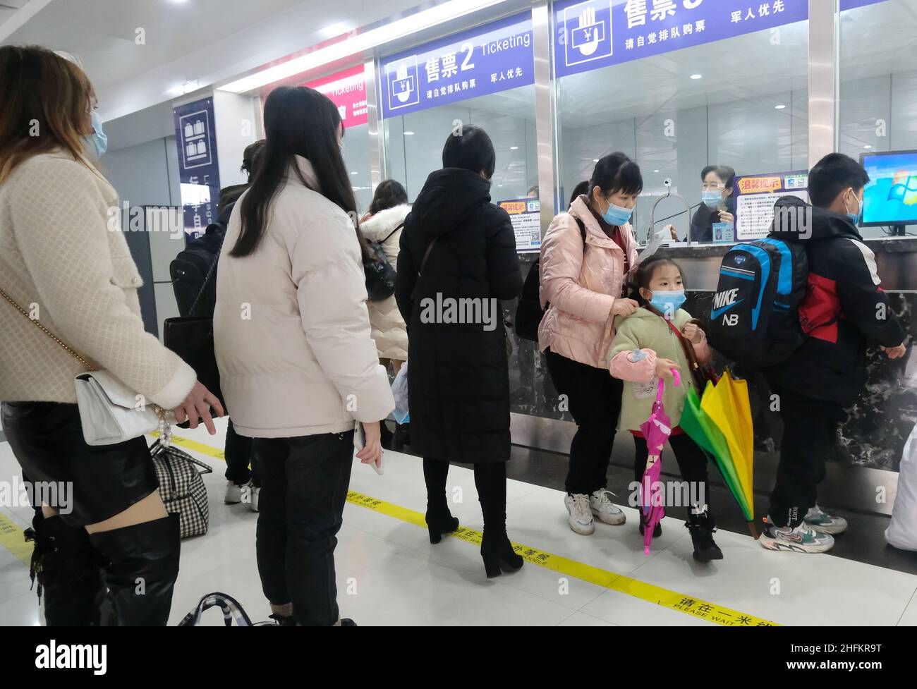 (220117) -- NANNING, 17 gennaio 2022 (Xinhua) -- i passeggeri si accodano per acquistare i biglietti dell'autobus alla stazione degli autobus di Langdong a Nanning, regione autonoma di Guangxi Zhuang, Cina meridionale, 17 gennaio 2022. Si prevede che la stagione di viaggio del Festival di primavera 2022 della Cina vedrà 1,18 miliardi di viaggi passeggeri, in aumento del 35,6% anno su anno, ma 20,3% inferiore a quello del 2020, ha detto il Ministero dei Trasporti. La stagione di viaggio di 40 giorni, nota anche come Chunyun, è iniziata lunedì e molte persone si reuniranno con le loro famiglie per il Capodanno lunare, o il Festival di primavera, che cade il 1 febbraio di quest'anno. (Xin Foto Stock