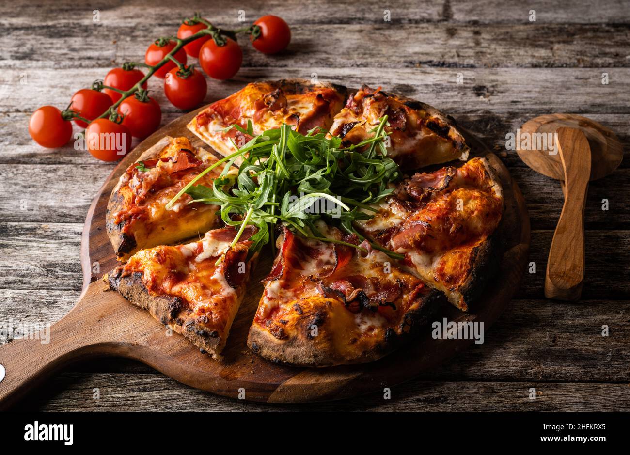 Pizza cotta in pietra a legna Foto Stock