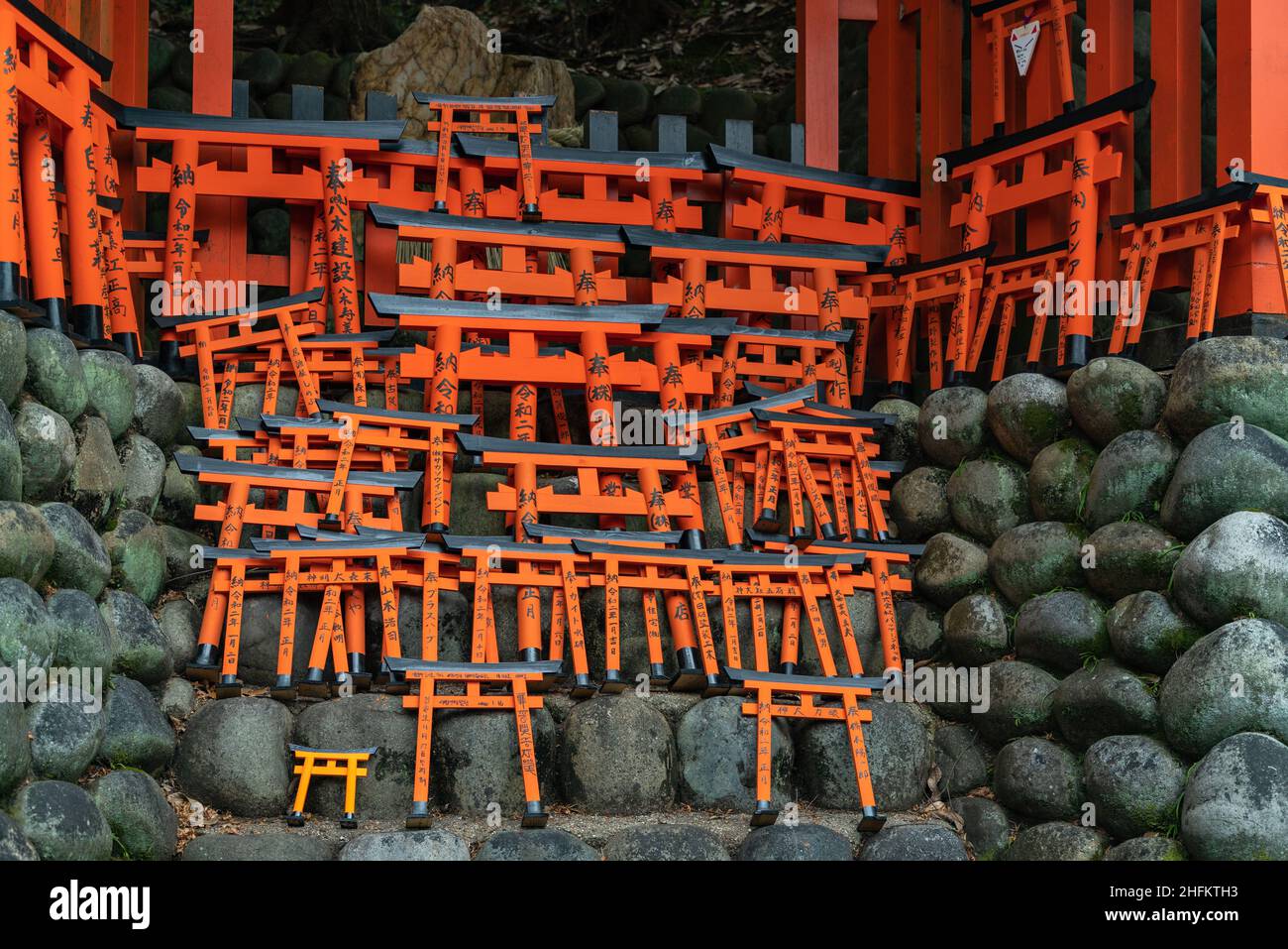 Una foto di porte torii impilate in miniatura al Santuario di Fushimi Inari Taisha. Foto Stock